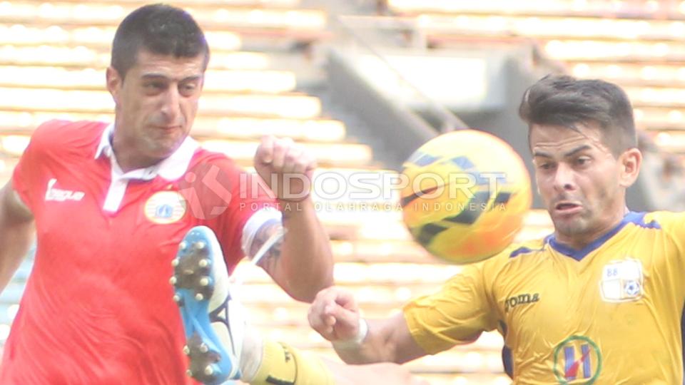 Gelandang Barito Putera Andrezinho (kanan) berduel dengan bek Persija Jakarta Alan Aciar pada laga uji coba di Stadion Utama Gelora Bung Karno (SUGBK) Senayan, Jakarta, Rabu (4/2/15).
